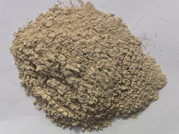 礬土性質(zhì) 礬土主要成分是氧化鋁，為煉鋁和耐火材料的主要原料。白色或灰白色，因含鐵而呈褐黃或淺紅色。密度3.45g/cm3，硬度1～3，不透明，質(zhì)脆。極難熔化，不溶于水，能溶于硫酸、氫氧化鈉溶液。 地區(qū)分布 中國(guó)鋁土礦資源比較豐富，在全國(guó)18個(gè)省、自治區(qū)、直轄市已查明鋁土礦產(chǎn)地205處，其中大型產(chǎn)地72處（不包括臺(tái)灣），主要分布在山西、山東、河北、河南、貴州、四川、廣西、遼寧、湖南等地。 投資前景 1.可用于煉鋁工業(yè)。用于國(guó)防、航空、汽車、電器、化工、日常生活用品等。 2.可用于精密鑄造。礬土熟料加工成細(xì)粉做成鑄模后精鑄。用于軍工、航天、通訊、儀表、機(jī)械及醫(yī)療器械部門。 3.可用于耐火制品。高鋁礬土熟料耐火度高達(dá)1780℃，化學(xué)穩(wěn)定性強(qiáng)、物理性能良好。 4.硅酸鋁耐火纖維。用于鋼鐵、有色冶金、電子、石油、化工、宇航、原子能、國(guó)防等多種工業(yè)，消防人員可用耐火纖維布做成衣服。 5.制造礬土水泥、研磨材料、陶瓷工業(yè)以及化學(xué)工業(yè)可制鋁的各種化合物。 鋁礬土磨粉制備 鋁礬土粉是選用煅燒過的熟鋁礬土礦石用雷蒙磨加工制成的細(xì)粉，粒度通常為100目-325目，在耐火材料行業(yè)得到了廣泛的應(yīng)用。通常加工的流程為先經(jīng)顎式破碎機(jī)進(jìn)行破碎，然后篩分進(jìn)入鋁礬土雷蒙磨或鋁礬土超細(xì)磨粉機(jī)中，進(jìn)行鋁礬土粉制備，使其應(yīng)用更加廣泛。