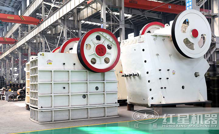 顎式破碎機(jī)實(shí)拍圖，型號(hào)多樣，價(jià)格在10-80萬(wàn)之間