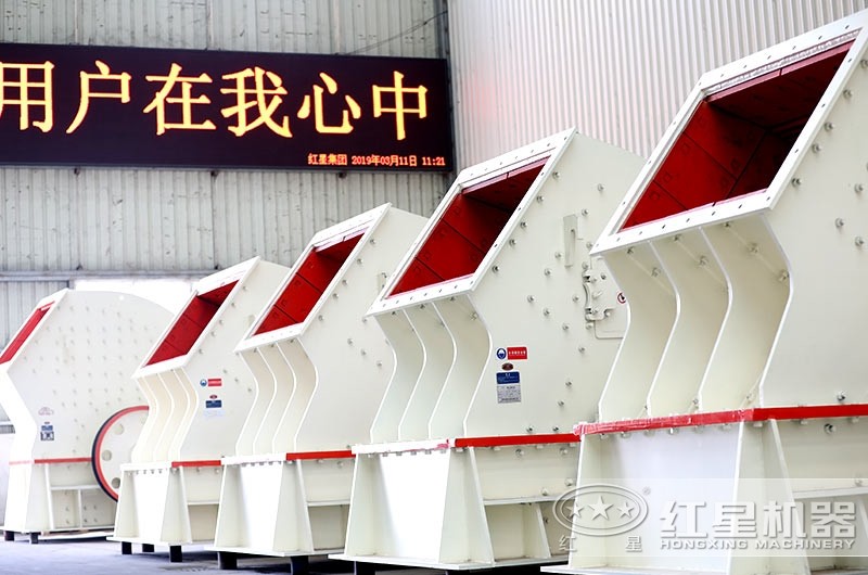 錘式破碎機(jī)車間實(shí)拍圖，多種型號(hào)可供挑選