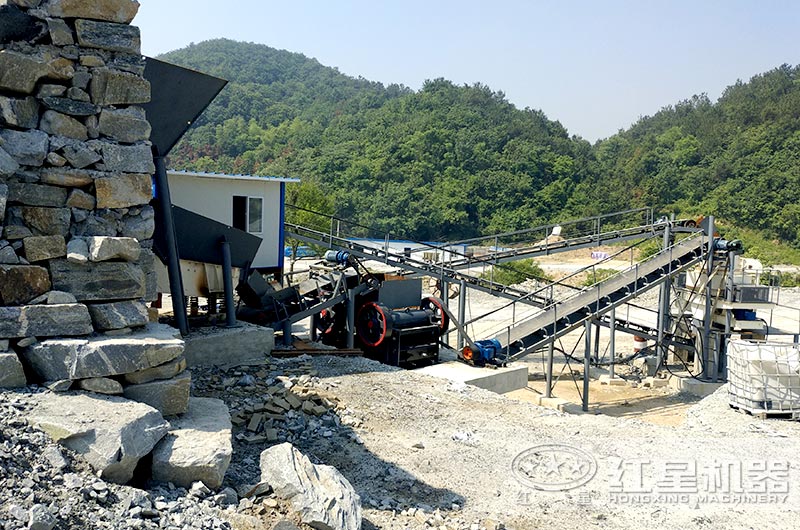 顎式細(xì)破碎機破碎現(xiàn)場，搭配制砂機使用